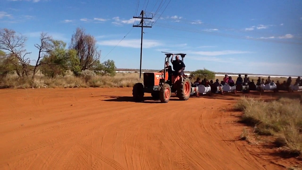 Suku Aborigin Ubah Drum Jadi Bus Sekolah